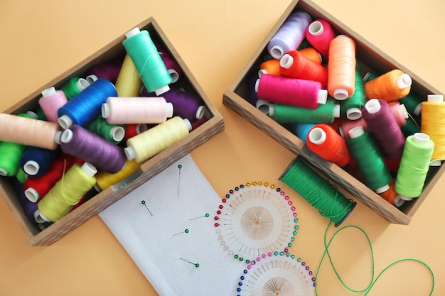 Cutii cu kituri de broderie